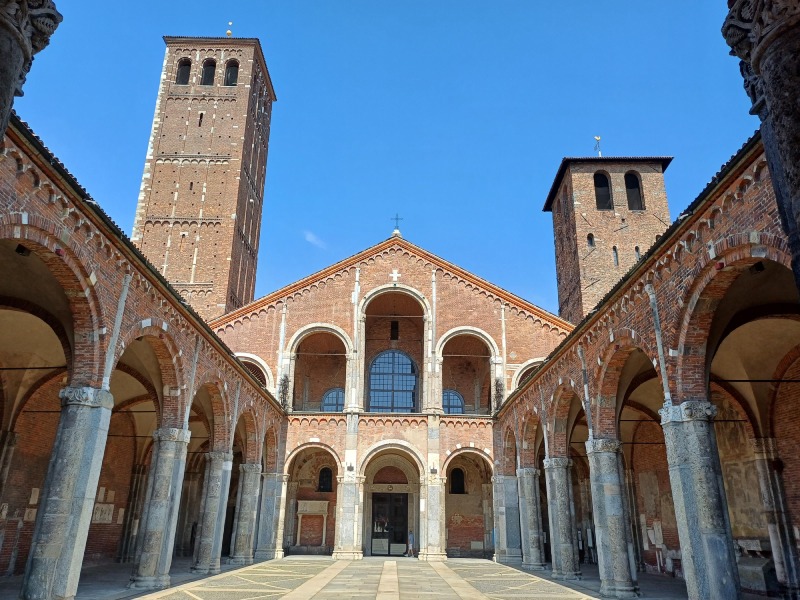 Basilica di Sant'Ambrogio, Milano — esterno con quadriportico
